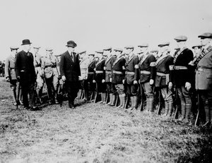 Edward Carson (1854-1935) Inspecteert Ulster Vrijwilligers Tijdens het Ierse Conflict in 1914